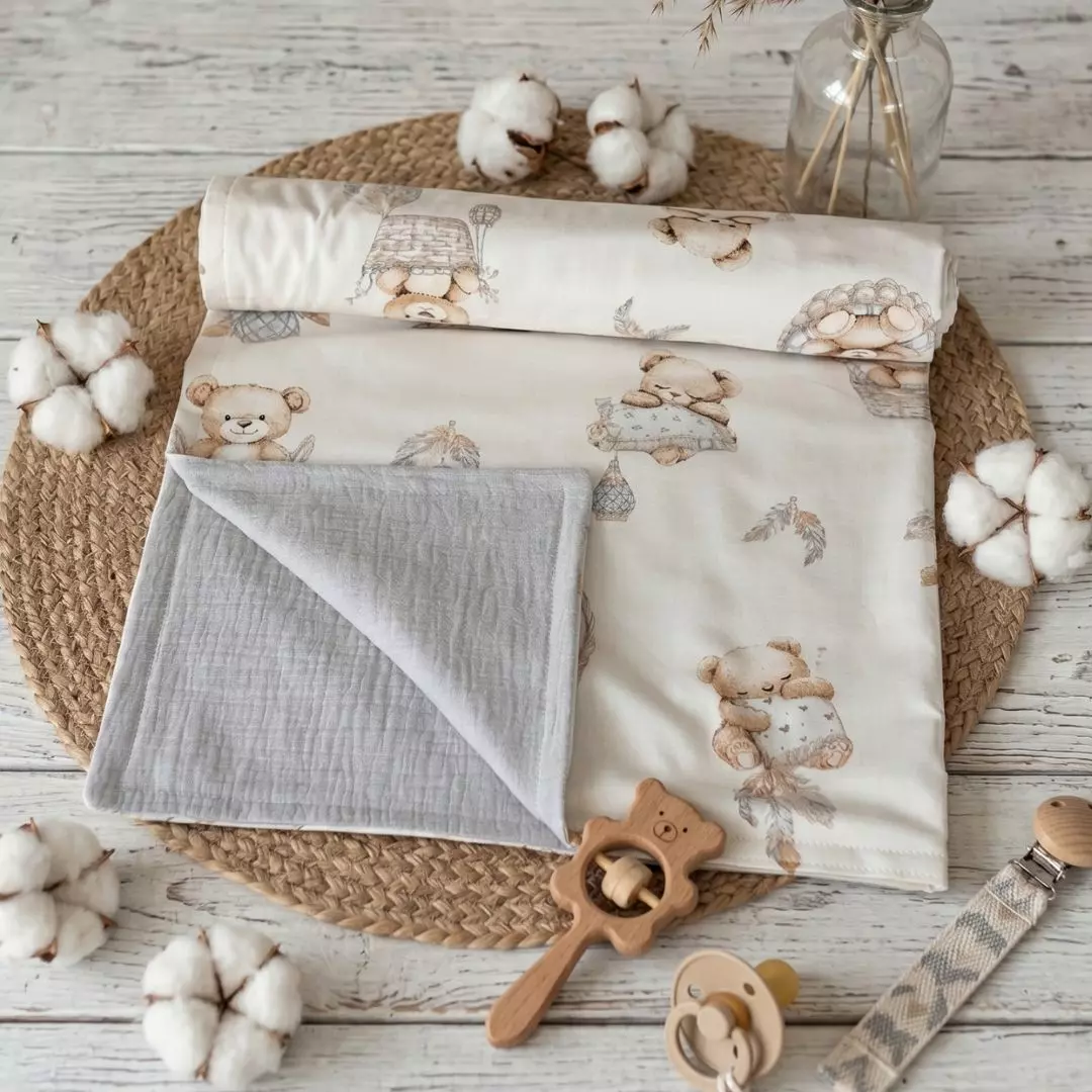 Dwustronny kocyk niemowlęcy (bawełna/muślin) we wzór Misiowa Kołysanka Boho. Widoczny jasnoszary spód na tle z kwiatami